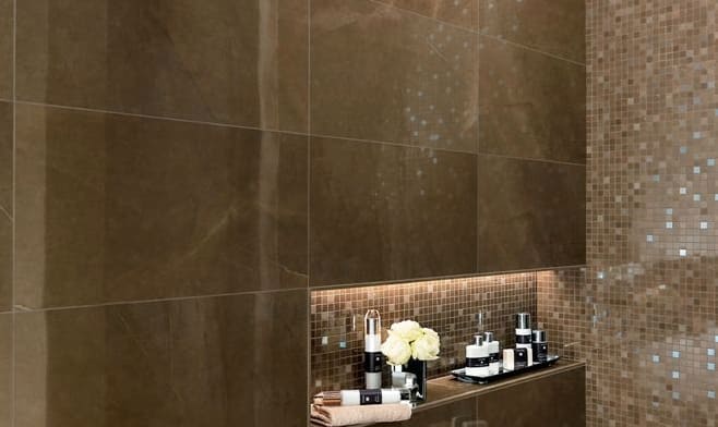 Jellemzői és kialakítása fürdőszoba márvány csempe