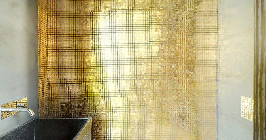 arany mozaik a fürdőszobában