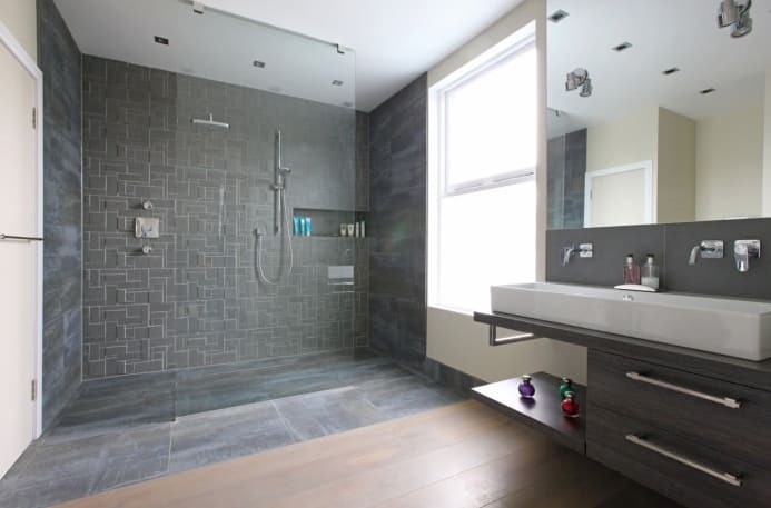 csempézett zuhanykabin modern stílusban