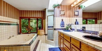 Modern fürdőszoba dekoráció műanyag panelekkel biztosítja a kényelmet és a szépséget