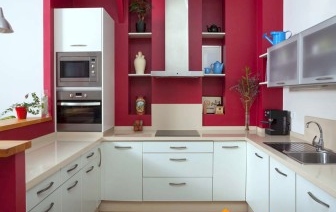 Design összehasonlítás: piros-fehér és fekete-piros konyha