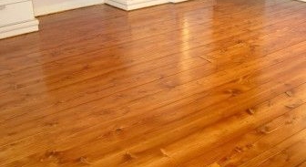 Nyelv és hornyolt vörösfenyő padlódeszkák lerakása a lakásban vagy a házban