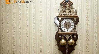 A klasszikus nappali befejezéséhez díszítse a falat egy antik inga- és kakukkos órával