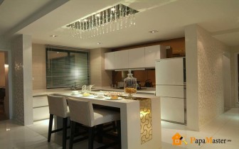 A konyhában a funkcionális területek kiemelése gipszkarton mennyezetekkel és világítással