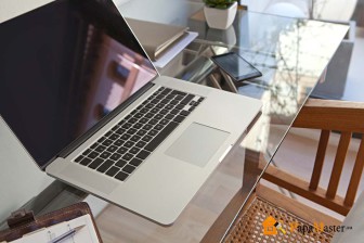 Az üveg számítógépes asztalok előnyei és hátrányai