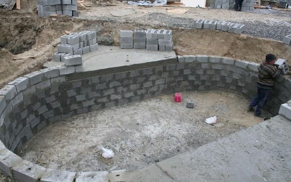 betonblokk medence