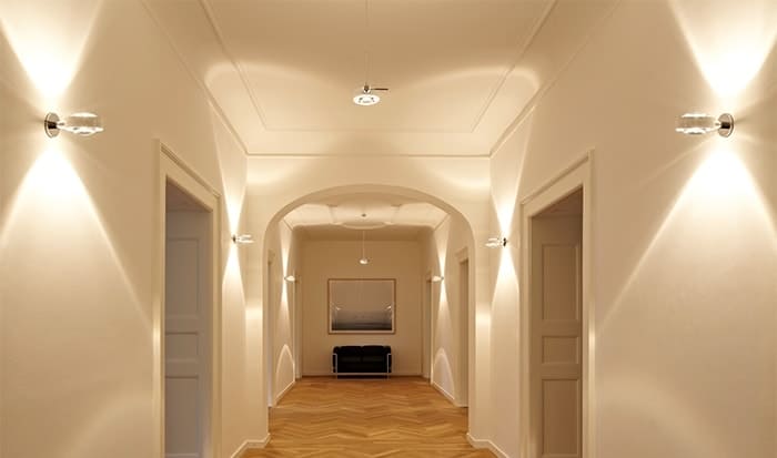 6 Tipp a világítás megszervezéséhez egy lakás és egy ház folyosóján + fotó