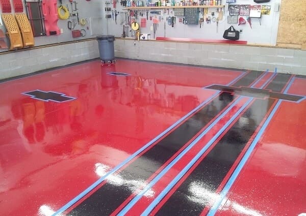 Példa önterülő padlóra egy garázsban, különféle színekben nyomtatott mintával