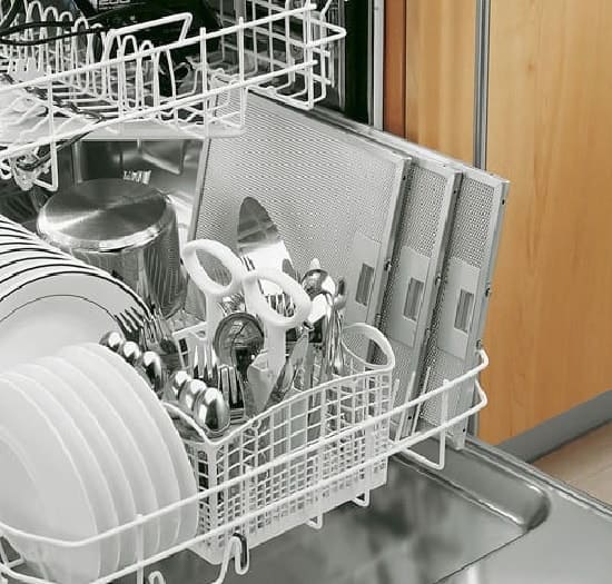 A konyhai páraelszívó zsírszűrőinek mosása mosogatógépben