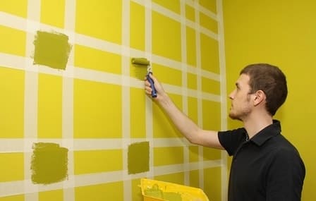 a falak két színre festése maszkolószalaggal