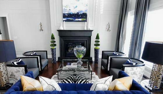 a bútorok szimmetrikus elrendezése a nappaliban