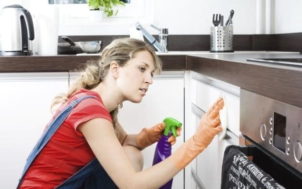 16 Módszer a zsír eltávolítására a konyhai szekrényekről