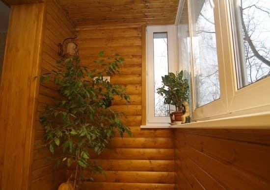 erkély dekoráció fa deszkával