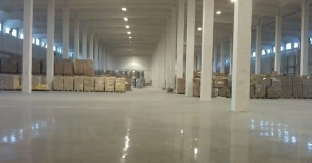 Cement-akril önterülő padlók a hangárban