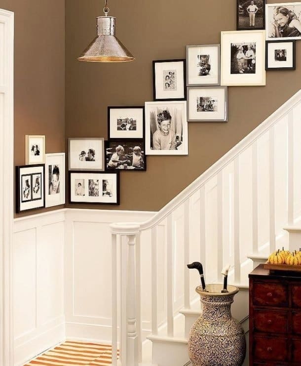 Fényképek elhelyezése a falon a lépcső mentén átlósan