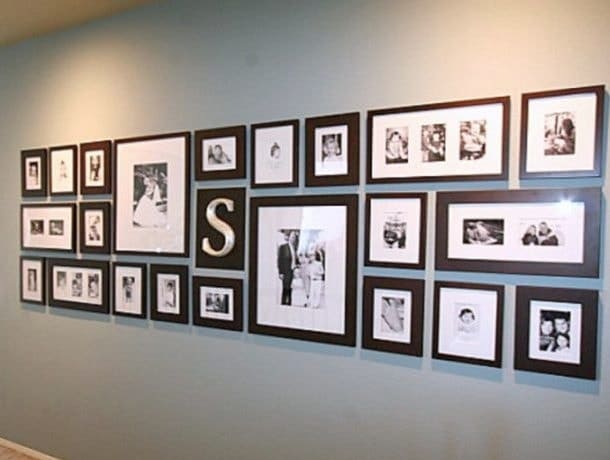 Képgaléria a falon különböző méretű képekből
