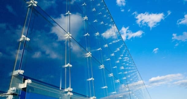 Az épület homlokzata üveglapokkal