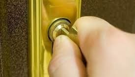 A kulcs beszorult az ajtózárba: hogyan kell kihúzni és mit kell tenni?