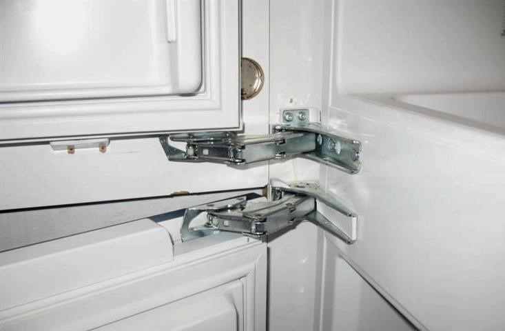 2 módja annak, hogy saját maga állítsa be a hűtőszekrény ajtaját