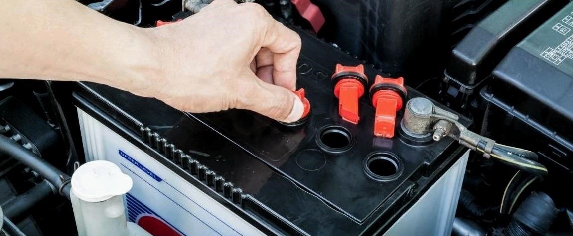 Hogyan lehet helyreállítani az autó akkumulátorát szódabikarbónával?