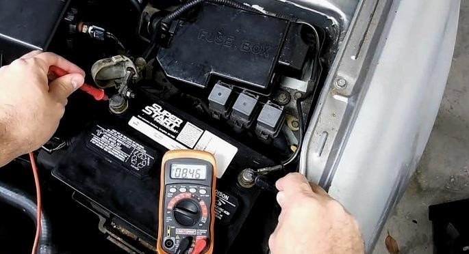 Hogyan lehet helyreállítani az autó akkumulátorát szódabikarbónával?