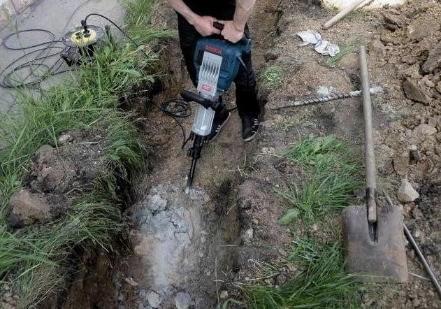 Hogyan kell ásni egy árkot kalapácsos fúróval: a szerszám szokatlan használata