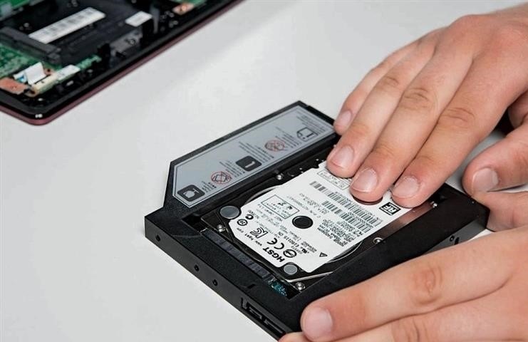 Hogyan lehet kicserélni a laptop DVD -meghajtóját merevlemezre