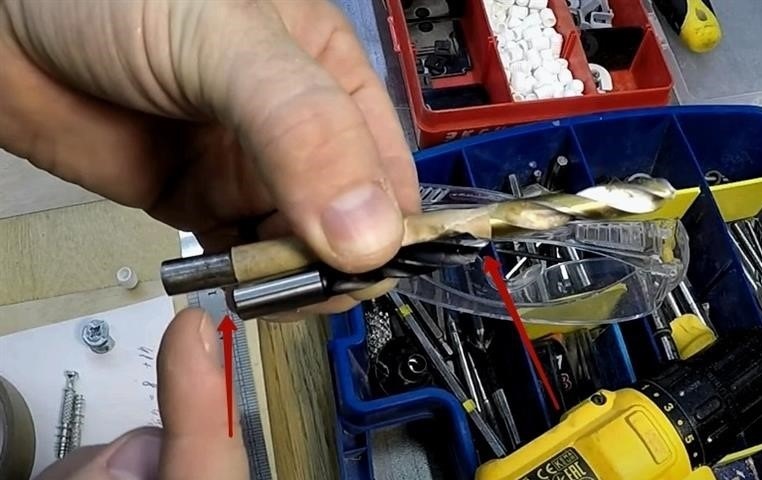 Hogyan lehet saját kezűleg újra csiszolni egy fém fúrót egy favágóba