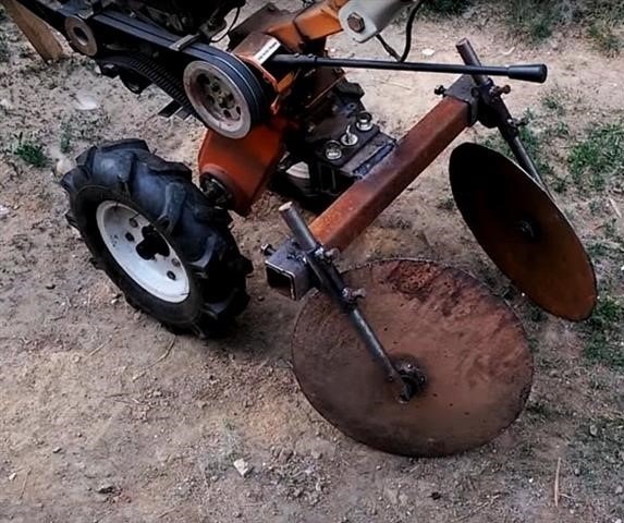 Hogyan kell megfelelően összerakni a burgonyát járó traktorral: 3 féle hillers