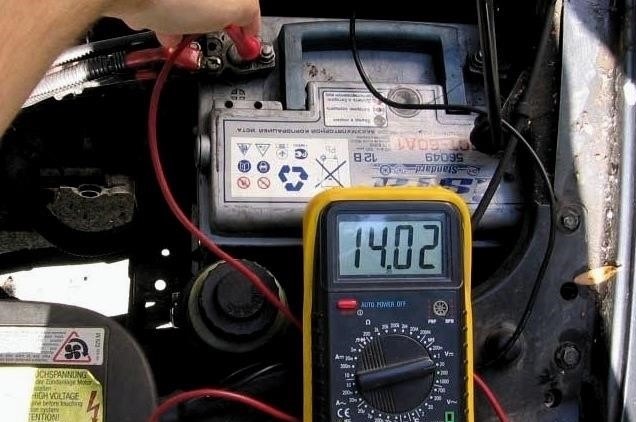 Hogyan ellenőrizhető az akkumulátor multiméterrel az autóban?