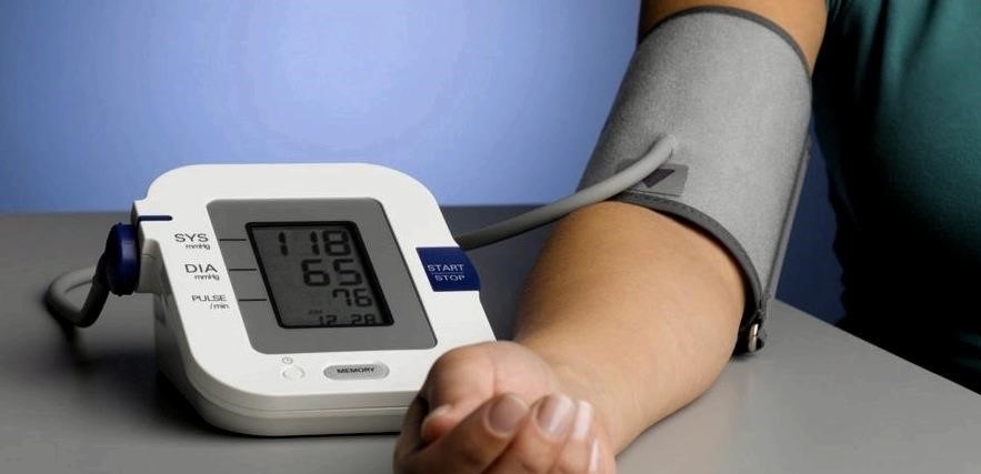 Melyik vérnyomásmérő jobb - a csuklón vagy a vállon