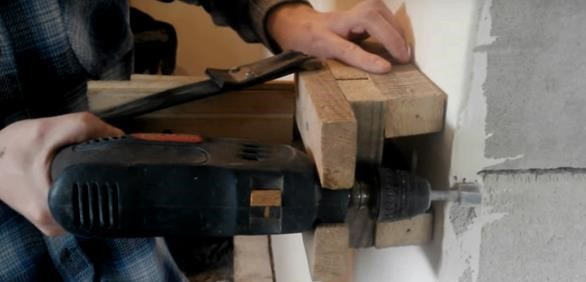 2 módja annak, hogy saját kezűleg falfutót készítsen: darálóból és fúróból