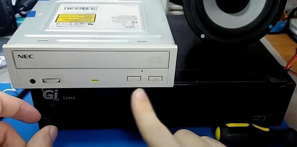Lejátszó számítógépes CD -meghajtóról saját kezűleg