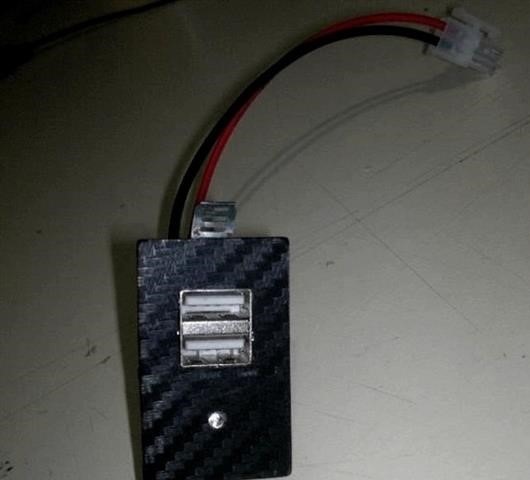 DIY USB csatlakozó egy autóban