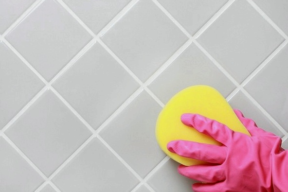 Hogyan tisztítsuk meg a varratokat a csempe között a fürdőszobában