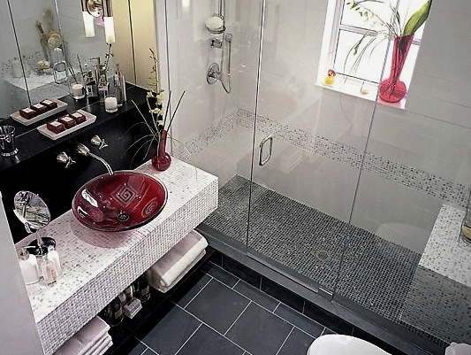 Hogyan válasszuk ki a zuhanyfal üvegfalát a fürdőszobában