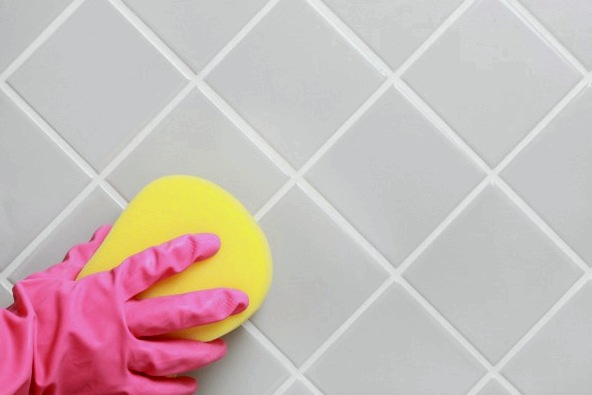 Hogyan tisztítsuk meg a lepedéket a csempékből a fürdőszobában