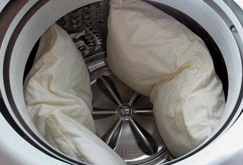 Hogyan kell megfelelően mosni egy párnát a bolyhokból mosógépben