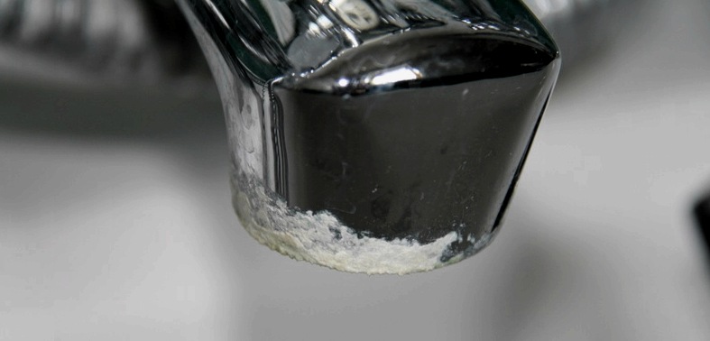 Hogyan lehet eltávolítani a vízkövet a fürdőben, hatékony módszerek