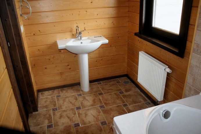 Emelet egy faházban a fürdőszobában, ajánlások a választáshoz