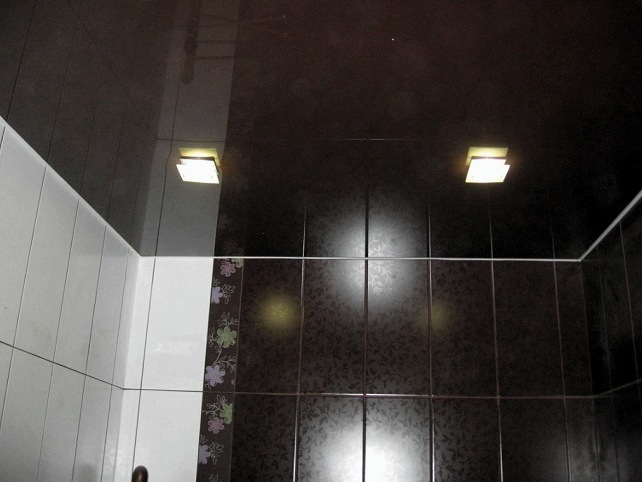 A feszített mennyezet előnyei és hátrányai a fürdőszobában, típusok és melyiket válasszák