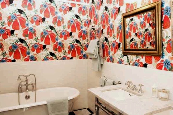 Mi mással díszítheti a falat a fürdőben lévő csempéken kívül?