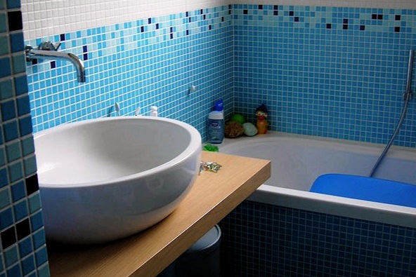 Mi mással díszítheti a falat a fürdőben lévő csempéken kívül?
