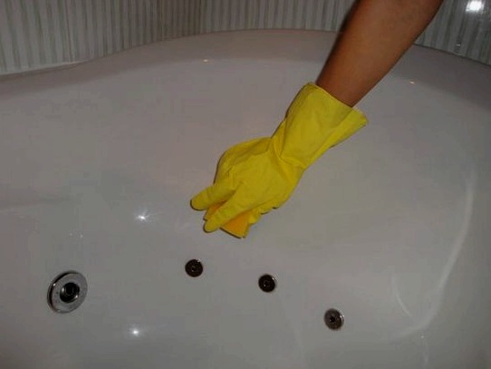 Hogyan csiszoljuk az akril fürdőszobát saját kezünkkel