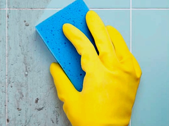 Hogyan tisztítsuk meg a lepedéket a csempékből a fürdőszobában