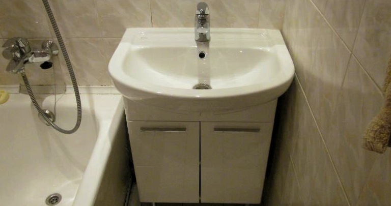 Tippek a mosdó felszerelésére a fürdőszobában