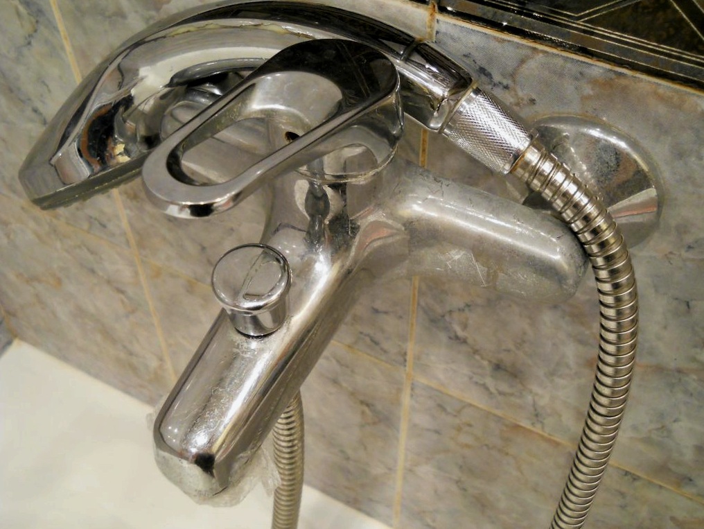 A zuhanykapcsoló javítása a keverőben, szakértői tanácsok