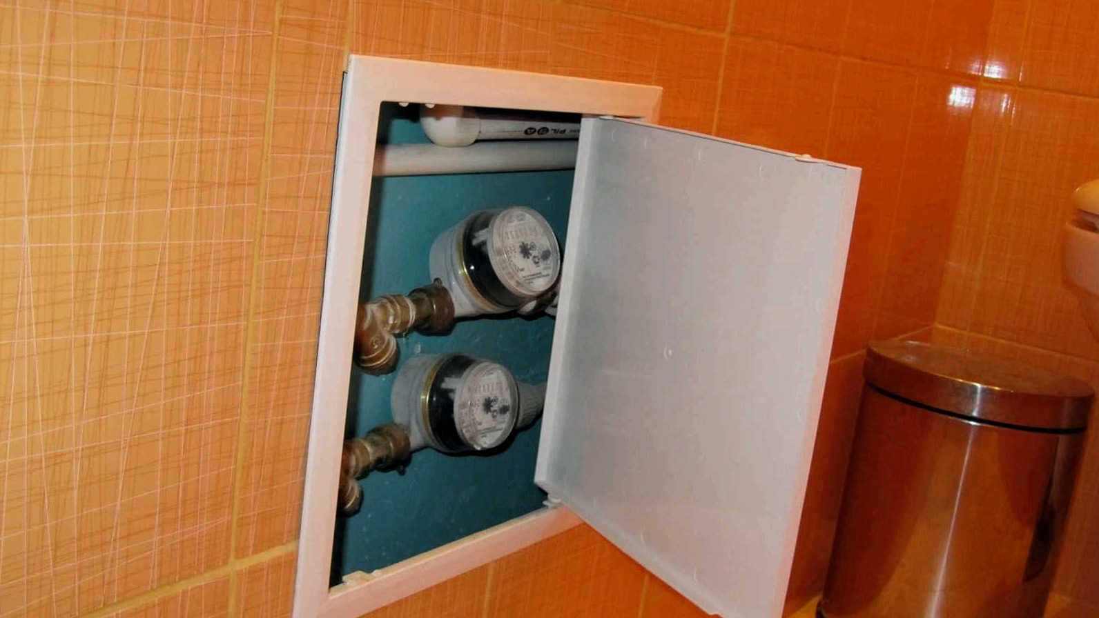 A számláló felszerelése a fürdőszobában lévő csőre