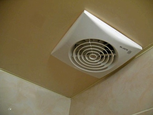 Javaslatok a ventilátor saját kezűleg történő beépítéséhez a fürdőbe