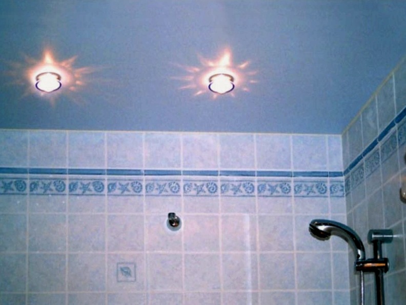 Hogyan kell festeni a mennyezetet a fürdőszobában
